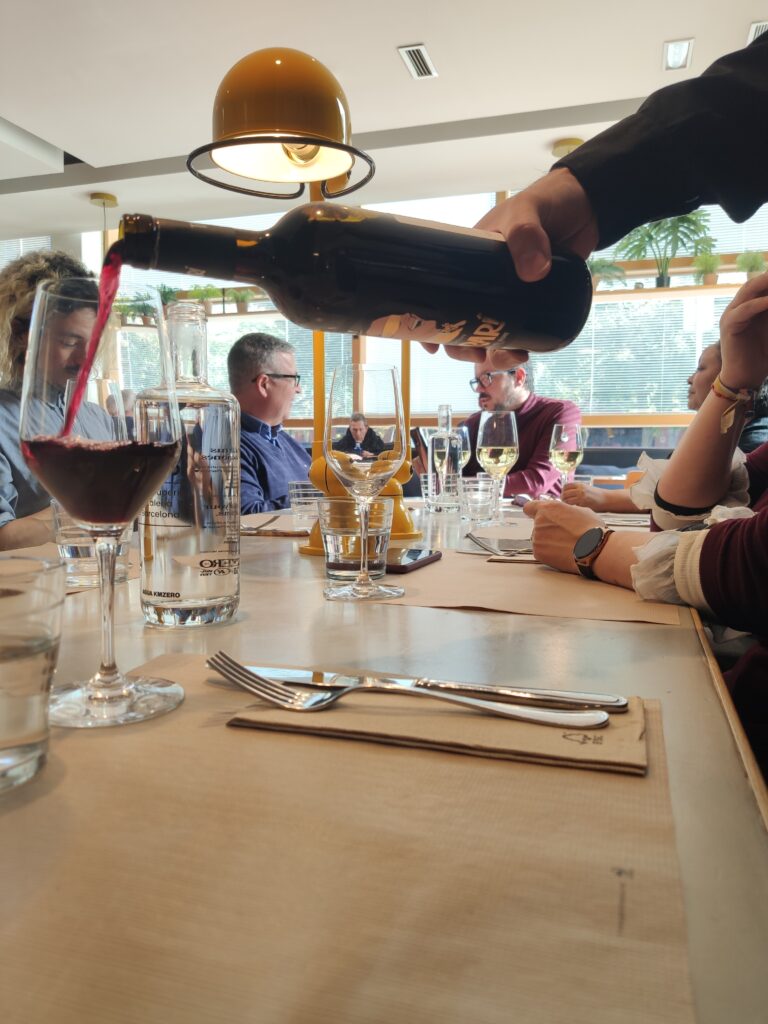 Servicio de vino en mesa