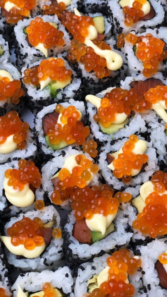 sushi huevas salmón
