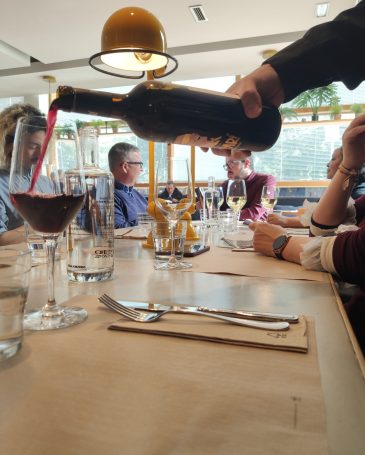 Servicio de vino en mesa