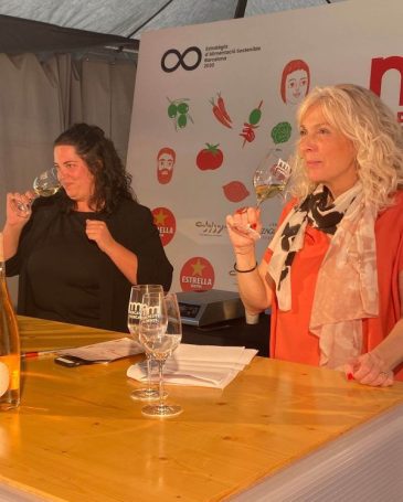 Catando-vinos-y-prensa-600x800