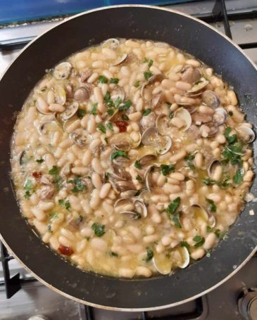 Cocina-tradicional-judias-con-almejas-600x800